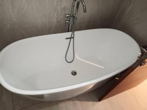 appartement meuble de 3 chambres climatisees salon