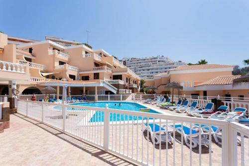 Stylish apartment with sea view, WiFi, heated pool, bar