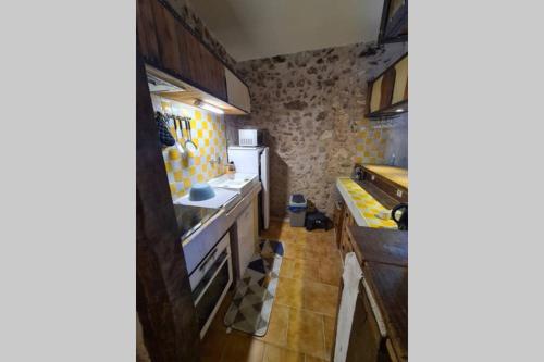 virtuve, MAISON RESTAUREE 6 PERSONNES AU COEUR DU PERIGORD in Sourzac