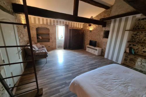 MAISON RESTAUREE 6 PERSONNES AU COEUR DU PERIGORD