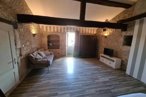 MAISON RESTAUREE 6 PERSONNES AU COEUR DU PERIGORD in Sourzac