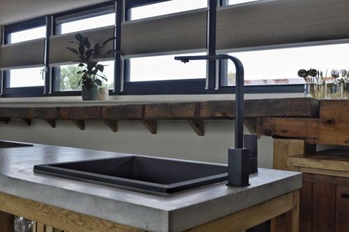 Kuchnia, Van Heeckeren Apartments & Suites Buren in Ameland