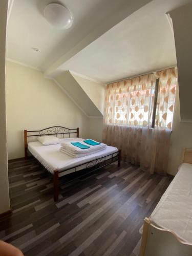 1 queen bed, 1 twin bed