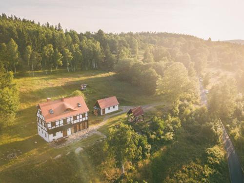 Izerski Horyzont - dom z balią w leśnej perspektywie