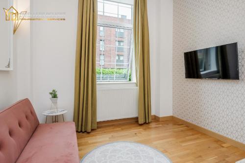 Luxurious 3 Bed Apartment in Dagenham, Barking with Free Parking & Wifi