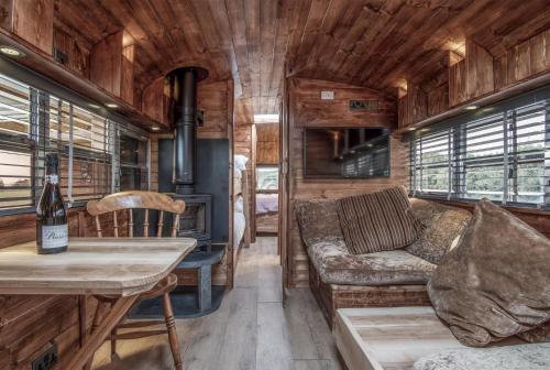 American School Bus - 1 Bedroom - Blossom Farm - Tiers Cross