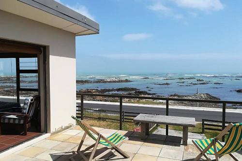 Kilátás, Franskraal-Bit of Salt-Rustic Family Beach House-From R1650 per night, sleeps 6,min 2 nights, please in Franskraal
