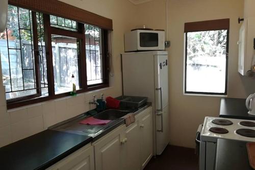 Konyha, Franskraal-Bit of Salt-Rustic Family Beach House-From R1650 per night, sleeps 6,min 2 nights, please in Franskraal