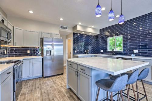 Luxe Lakefront Peoria Home with Community Pool - image 4
