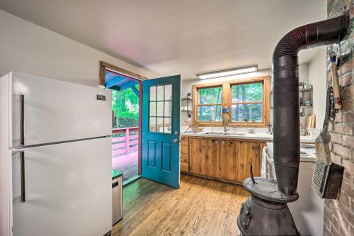 Vilas Creekside Treetop Cabin with Views! - image 5