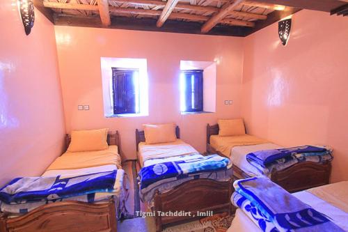 4 twin beds