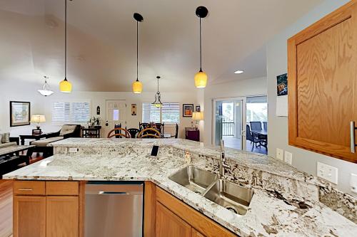 Remodelled Hideaway - Ocean Views - Walk to Dining home - image 3