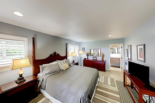 Remodelled Hideaway - Ocean Views - Walk to Dining home - image 10