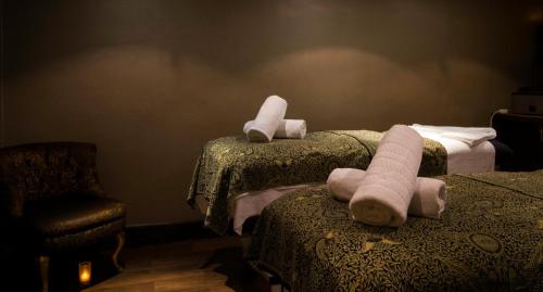 311303295 Holiday Inn London Kensington High St., an IHG Hotel