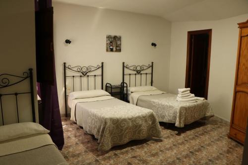 3 twin beds