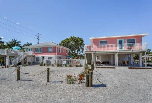 Flamingo Villas D Upstairs - Beautiful Beach Bungalow with Pool - image 9