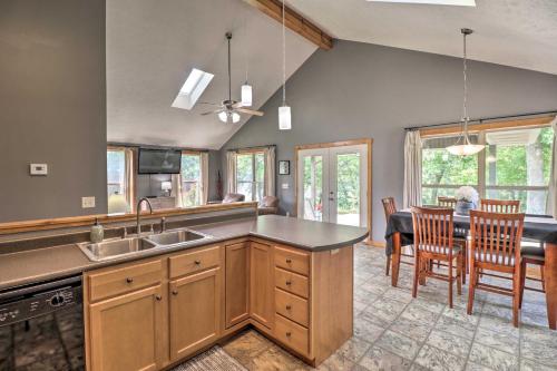 Mountain Home Cottage with Deck on White River! in Gassville, USA