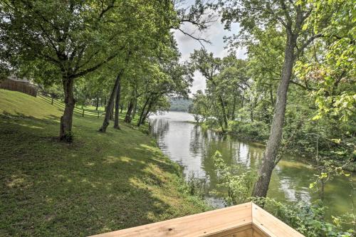 Mountain Home Cottage with Deck-Steps to White River - image 6