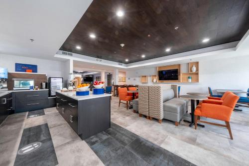 อาหารและเครื่องดื่ม, Holiday Inn Express Hotel & Suites Petersburg/Dinwiddie By IHG in ปีเตอร์เบิร์ก (VA)