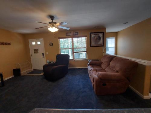 Blue Bird Hill - EXCELLENT LOCATION - Middle of Branson - HUGE deck - So Good! - image 9