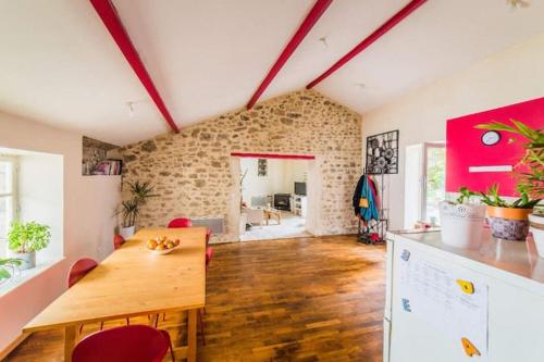 Appartement rouge avec jardin in Eymoutiers
