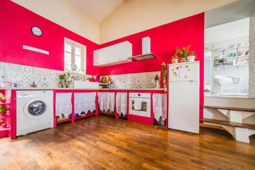 Appartement rouge avec jardin in Eymoutiers
