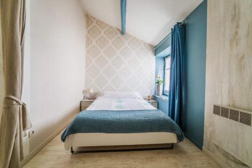 Appartement rouge avec jardin in Eymoutiers