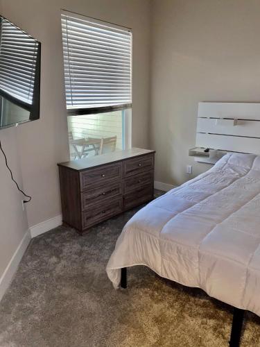 Spacious & Comfy 5 Star Location Pool, Gym, More