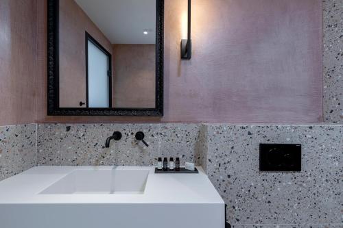 The Athenians Art Apartments - main image