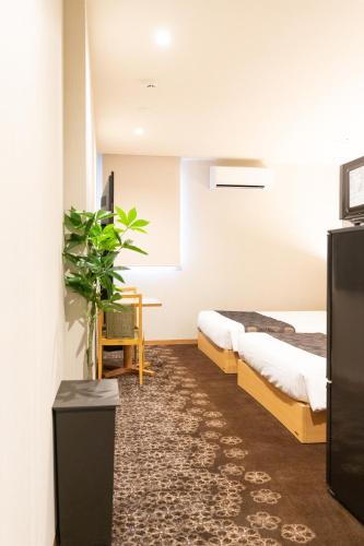 Standard Twin Room image 10