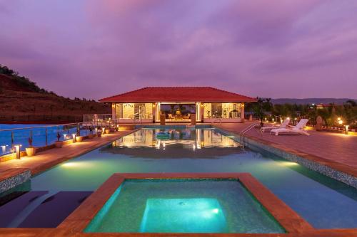 La Palm by StayVista - Mountain-view villa, boasting a spacious pool, Gym, Indoor games, Basketball Lonavala
