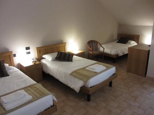 1 queen bed, 2 twin beds