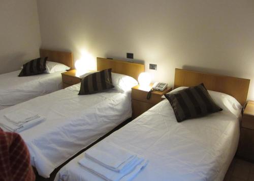 3 twin beds