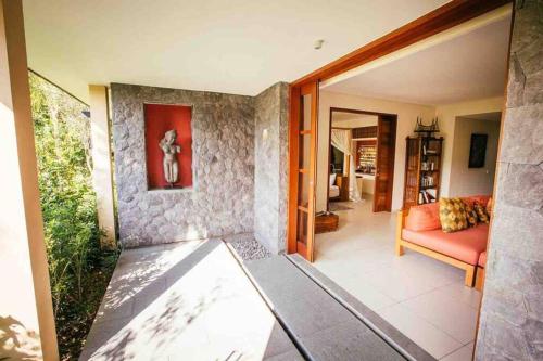 6bed estate with horse stables, gym, yoga studio & 25m pool