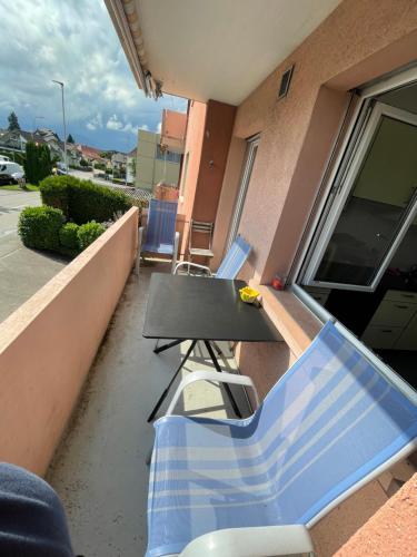 شرفة/ تراس, 3-Room Family-Friendly Apartment (3-Room Apartment for Business Travelers or Familie, Free WiFi & TV with 100 Countries, DAZN, Sky, Ne) in Harkingen