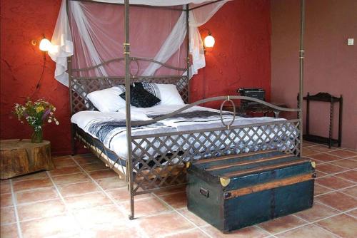 1 king bed, 1 queen bed, 1 sofa bed
