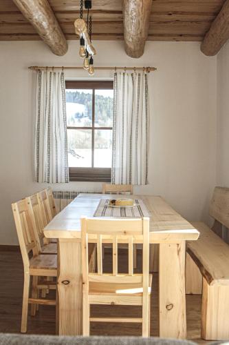 Instalaciones, Chata pod lesom in Levoca