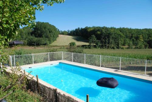 Les Hirondelles, a rustic and natural family friendly cottage with pool surrounded by fields and forest gîte à louer Paunat