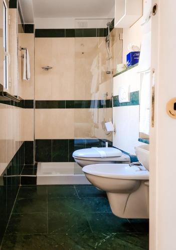 Deluxe Double Room with Shower room in B&B Joan's Heritage