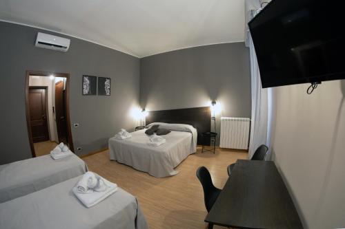 1 queen bed, 2 twin beds