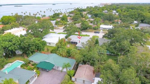 Sunny Getaway - Beautiful Vacation Rental home - image 7