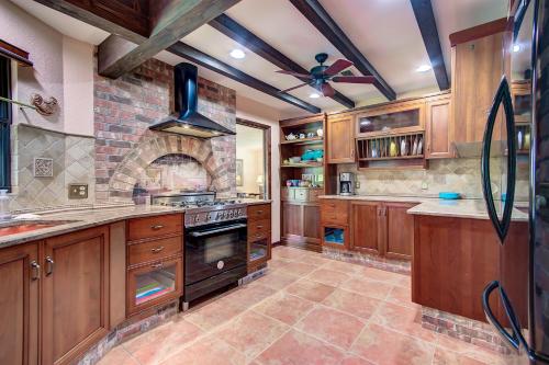 Sunny Getaway - Beautiful Vacation Rental home - image 8