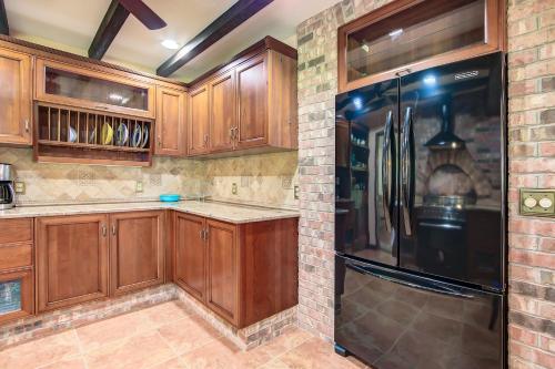 Sunny Getaway - Beautiful Vacation Rental home - image 10