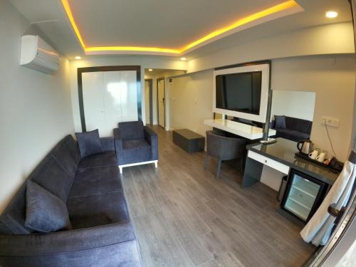 1 queen bed, 1 sofa bed