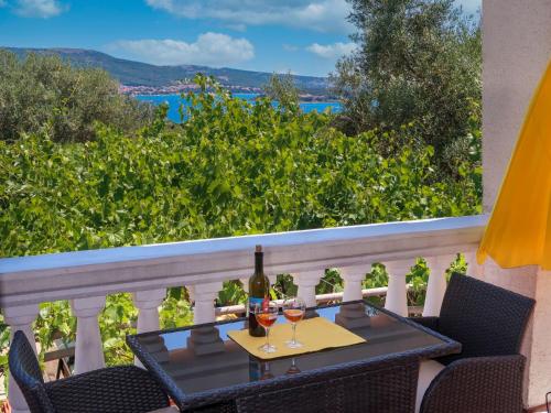  Apartment Meri - KRK210, Ferienwohnung in Kornić