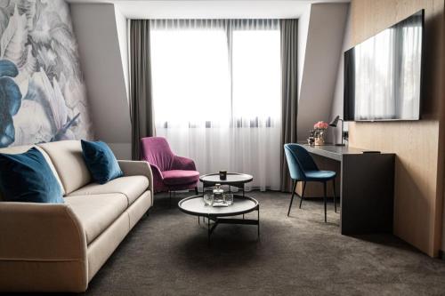 1 queen bed, 1 sofa bed