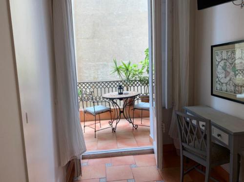 Single Room with Terrace image 4