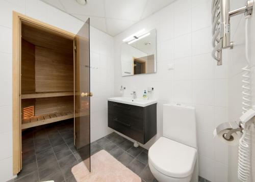 Cozy Lootsi Residence with Sauna and Balcony - Tallinn city centre