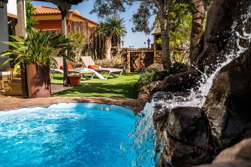 DELUXE VILLA BELLA VITA AIR CON & HEATED POOL, Tenerife South