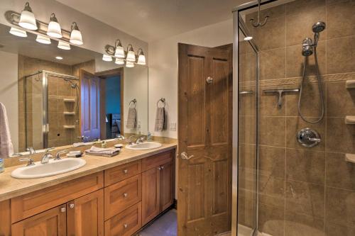 Updated Family Getaway with Deck and Ski Shuttle! - image 10